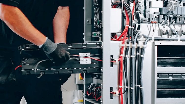 Процесс замены аккумуляторов в стойке промышленного ИБП